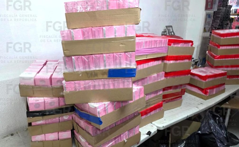 Aseguramiento de bolsas y cajas con perfumes piratas por elementos de la Fiscalía General de la República. Foto: FGR