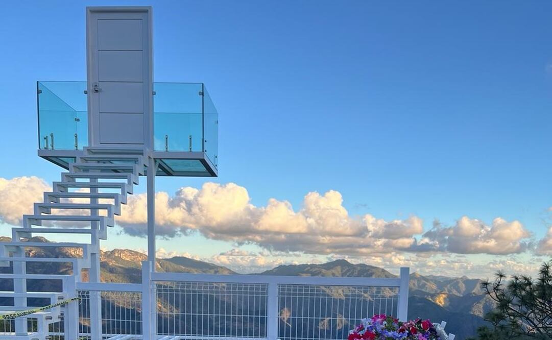 Puerta del Cielo en Badiraguato cuenta con 18 escalones de cristal. Foto: Especial