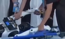 Se quiso hacer el fuerte y terminó "hospitalizado": Robot cae en plena competencia