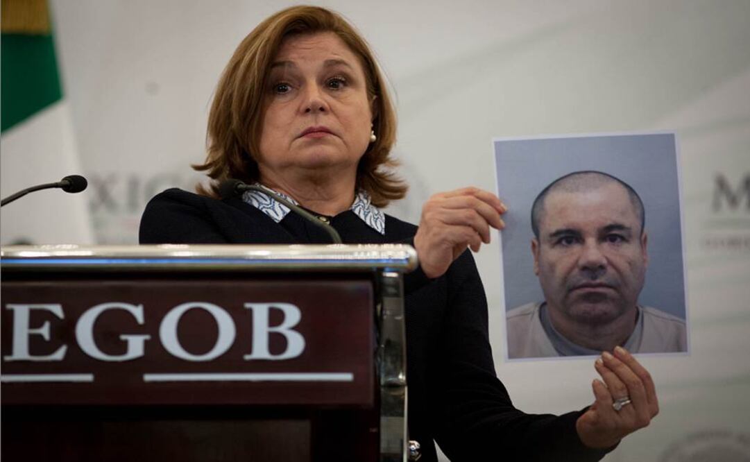 Arely Gómez muestra una fotografía reciente de Joaquín Guzmán Loera, alias "El Chapo", líder del cartel de Sinaloa. (Foto: Xinhua / Pedro Mera)