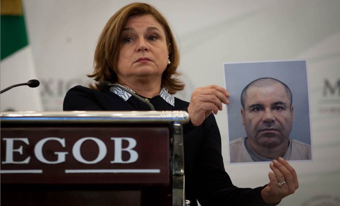 Arely Gómez muestra una fotografía reciente de Joaquín Guzmán Loera, alias "El Chapo", líder del cartel de Sinaloa. (Foto: Xinhua / Pedro Mera)