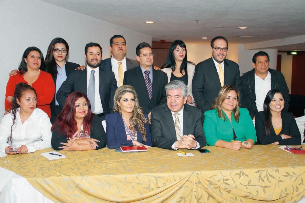 En un hotel de Paseo de la Reforma, los legisladores electos tuvieron un encuentro privado y posteriormente, en conferencia de prensa, 17 de ellos ofrecieron un mensaje en el que indicaron que buscarán la gobernabilidad en la Asamblea (AGUSTÍN SALINAS)