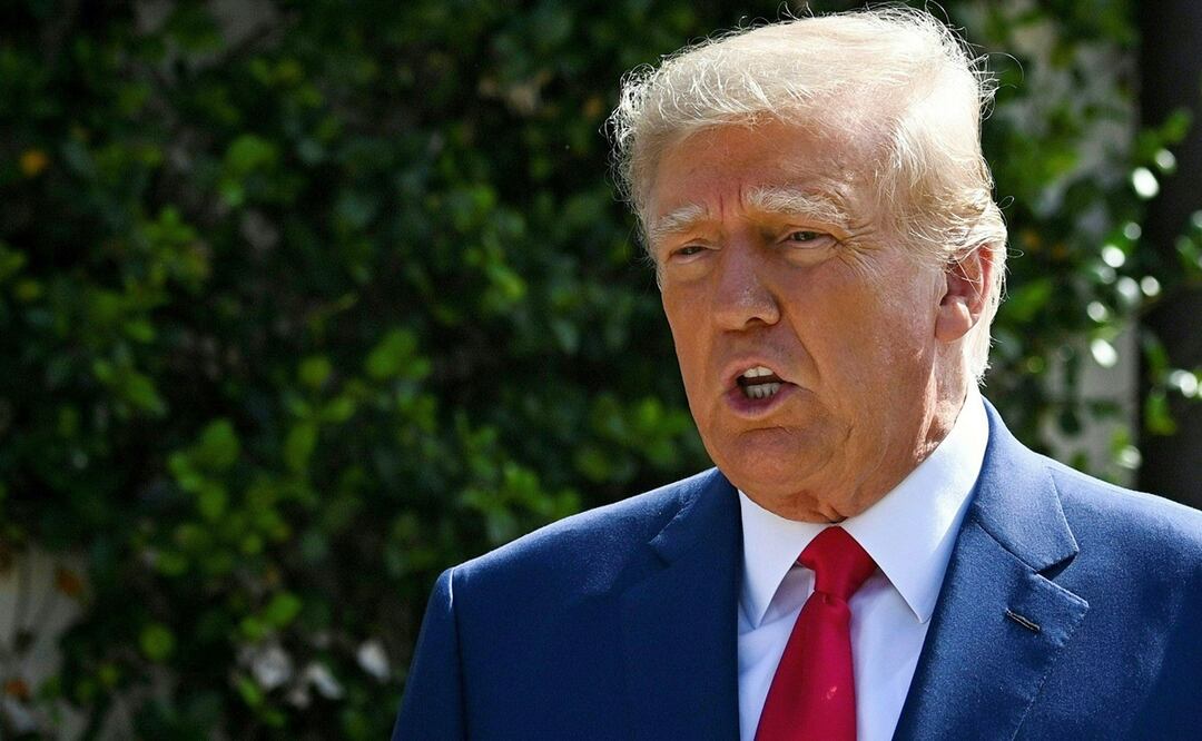 El expresidente de los Estados Unidos, Donald Trump, habla con los medios de comunicación al salir de un colegio electoral. Foto: EFE