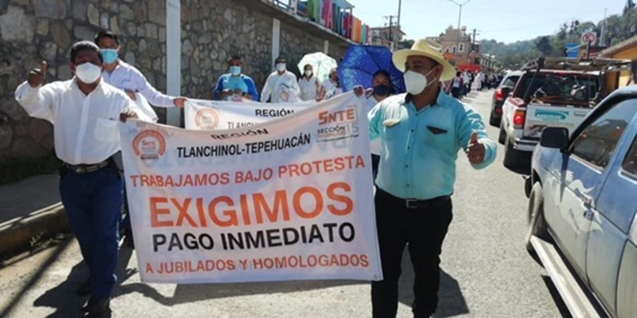 Maestros de Hidalgo realizan cierre de carreteras en demanda de sus pagos