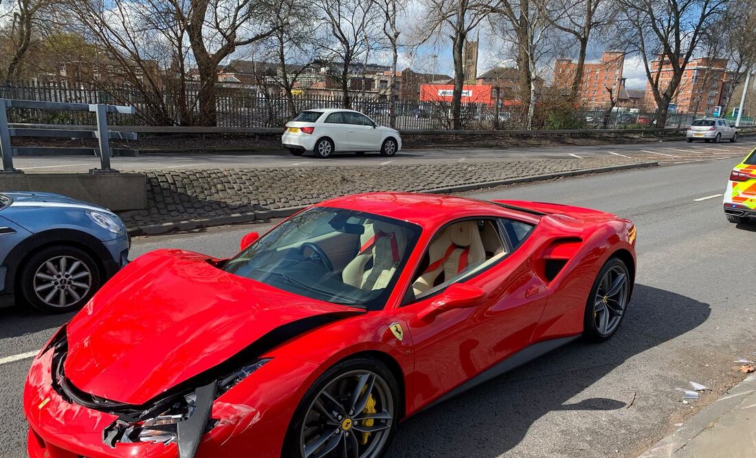 Hombre compra Ferrari de 6 MDP y choca a 3 km de la agencia