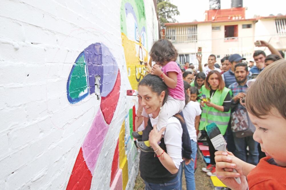 En la jornada del Sábado de Tequio de ayer, la mandataria local pintó la barda de un parque ubicado en avenida Zapote, en la alcaldía Tlalpan. Foto: CARLOS MEJÍA. EL UNIVERSAL