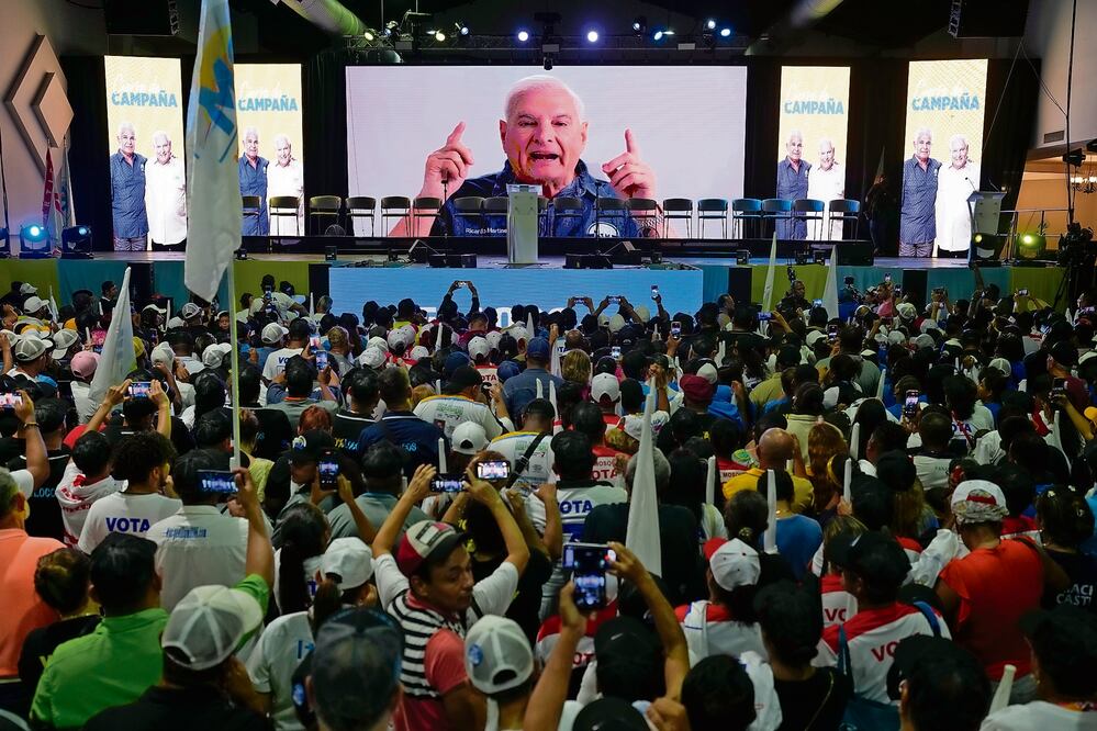 El expresidente Ricardo Martinelli envía un videomensaje a los partidarios del candidato José Raúl Mulino durante un acto de clausura de campaña, en la Ciudad de Panamá. (Foto AP/Matías Delacroix)