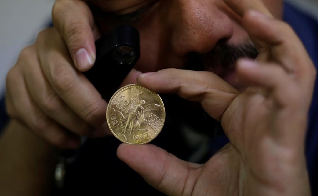The centenarios are valued around MXN $31,500 each - Photo: José Luis González/REUTERS