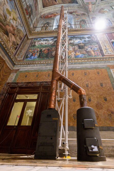 Una estufa temporal dentro de la Capilla Sixtina del Vaticano que emitirá señales de humo —blancas o negras— desde el Cónclave que comienza el 7 de mayo, indicando si se ha elegido un nuevo Papa. Foto: AP