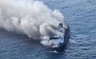 Fallecen 5 personas en incendio de ferry en Indonesia; transportaba más de 200 pasajeros 