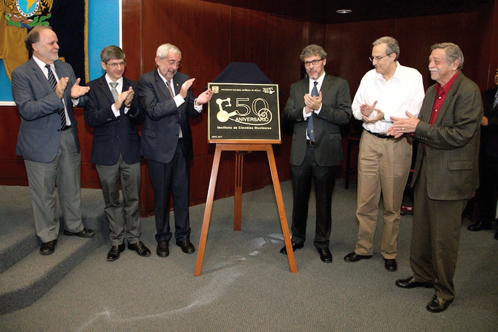 El rector Enrique Graue (tercero de izq. a der.) encabezó el evento para celebrar el 50 aniversario del Instituto de Ciencias Nucleares de la UNAM. (ELIZABETH RUIZ. AMC)
