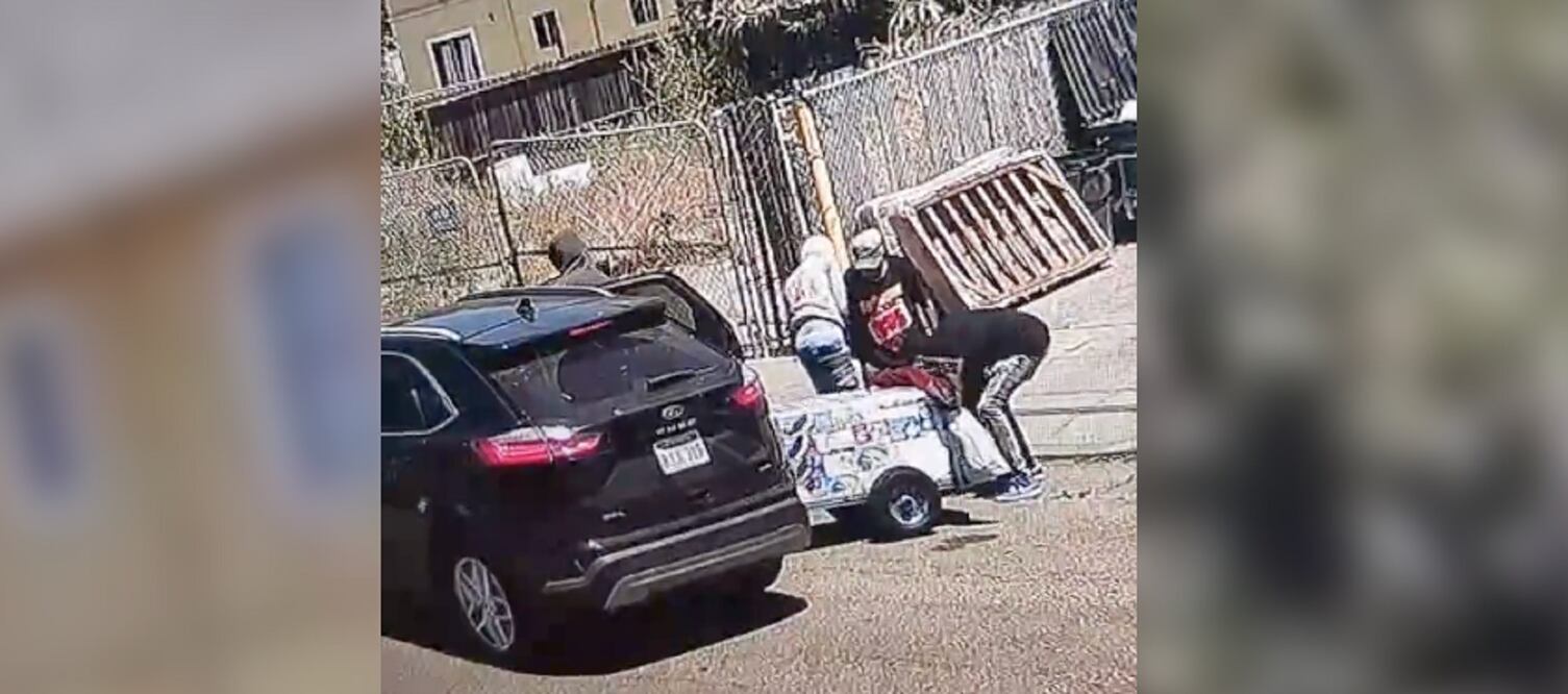 Un video captó el momento en que dos sujetos encapuchados se bajan de una camioneta para asaltar a un vendedor de helados en Oakland. FOTO: CAPTURA