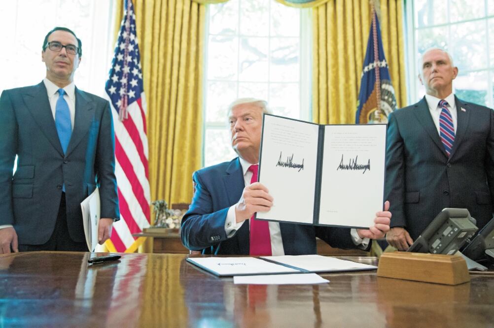 El presidente Donald Trump firmó, en la Oficina Oval de la Casa Blanca, la orden ejecutiva para aumentar las sanciones contra Irán. Foto/ALEX BRANDON. AP