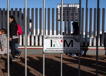Mexican authorities fire and sanction 1,040 immigration officers for corruption