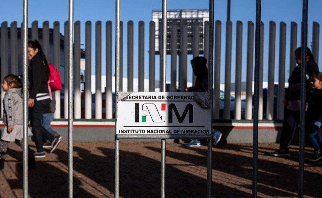 According to the Immigration Minister, some officials charged immigrants up to MXN 300 for an appointment - Photo: Guillermo Arias/AFP