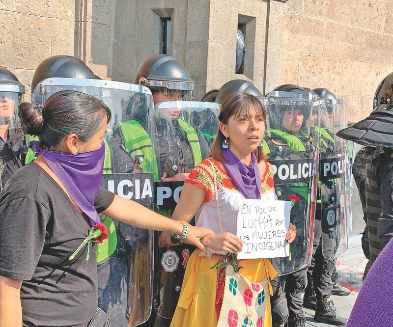 Afuera de Palacio Nacional, Aileen exigió justicia por las mujeres indígenas violentadas. Foto: ALEJANDRA CANCHOLA. EL UNIVERSAL