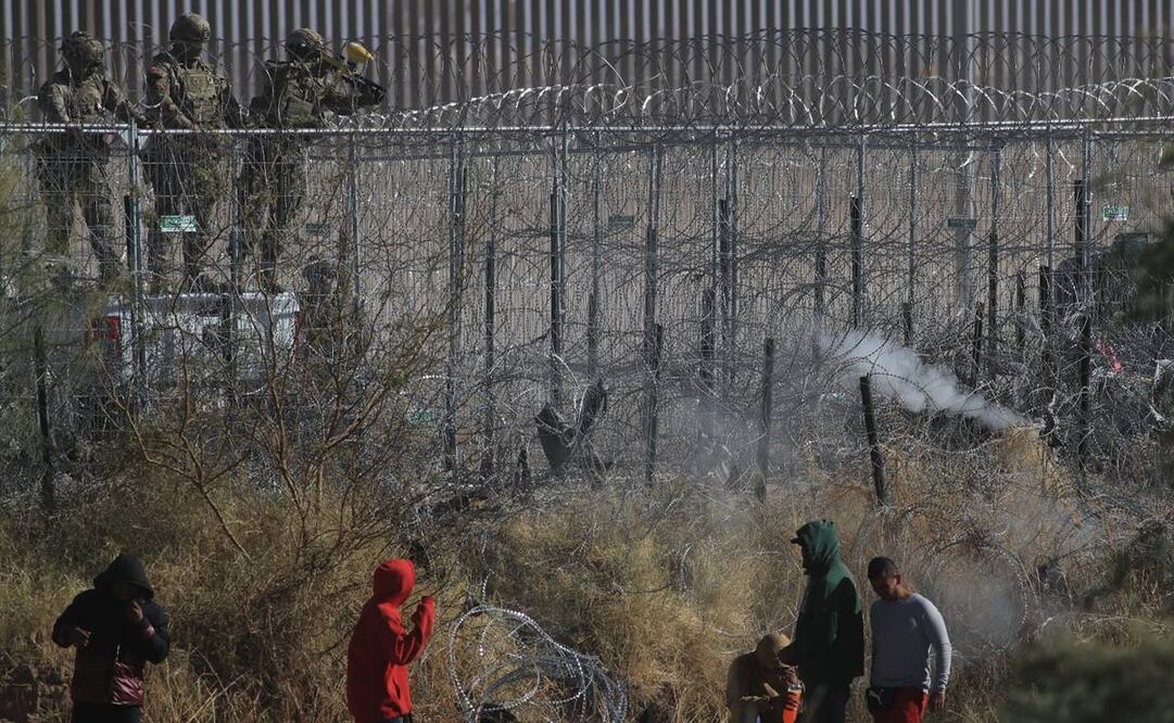 Agentes de la Guardia Nacional de Texas dispararon bolas de pimienta contra un grupo de migrantes que se encontraban en el bordo del Río Bravo, frontera natural entre México y Estados Unidos. Foto: EFE