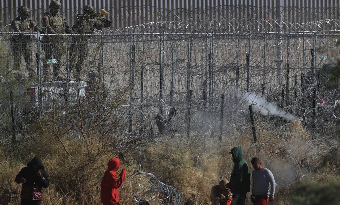 Agentes de la Guardia Nacional de Texas dispararon bolas de pimienta contra un grupo de migrantes que se encontraban en el bordo del Río Bravo, frontera natural entre México y Estados Unidos. Foto: EFE