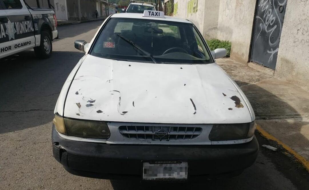 El sujeto huyó a bordo del automóvil Tsuru blanco, el cual fue alcanzado en calle Deportistas, en Tenopalco. Foto: Especial
