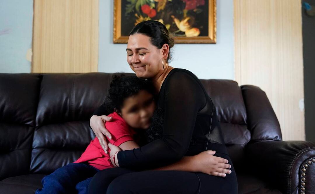 Glenda Valdez y su hija Emely tras su reencuentro. Foto: AP
