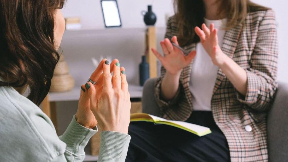Formar jóvenes críticos y responsables es la misión que nace del amor por la política. Foto: Pexels