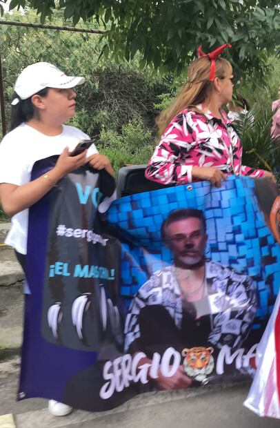 Con pancartas y música, fans de Sergio Mayer le han expresado su apoyo. Foto: Armando Pereda/ EL UNIVERSAL