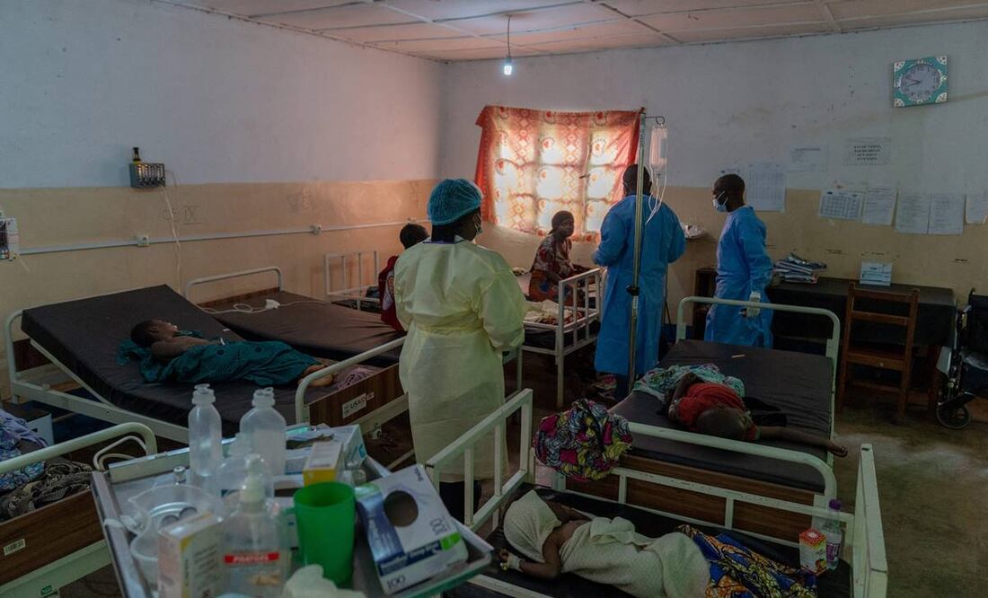 Enfermeras recorren las salas donde están hospitalizados pacientes con mpox en el hospital de Kavumu. Foto: AFP