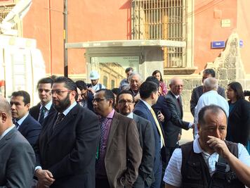 Gabinete de AMLO hace fila para entrar a Palacio Nacional