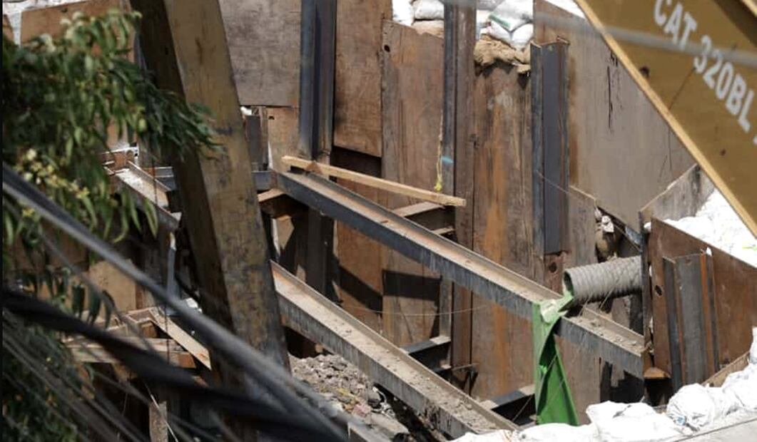 Trabajadores laboran las 24 horas del día en el socavón de 10 metros de diámetro y 9 de profundidad formado en Avenida 5, a la altura de Calle 4, colonia Renovación, en la alcaldía Iztapalapa, el jueves 25 de septiembre de 2025. Foto: Carlos Mejía /EL UNIVERSAL