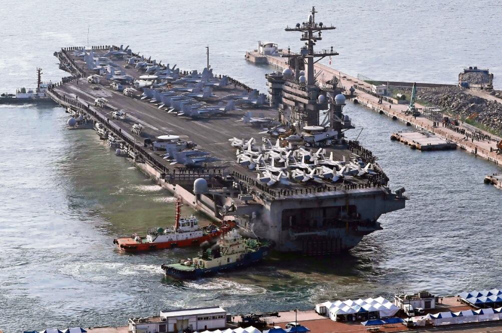El gobierno de EU envió el portaaviones USS Carl Vinson a aguas de Corea. (AP)