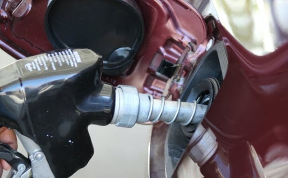 Qué le pasa a tu auto si siempre manejas con poca gasolina