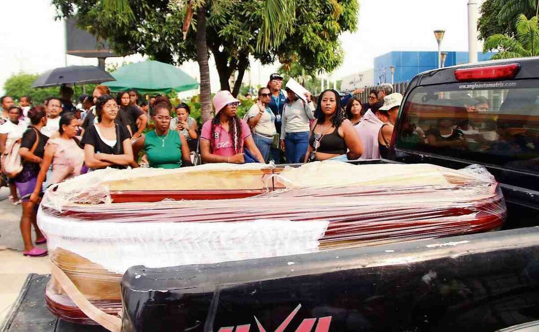 Una camioneta con féretros llega a una morgue en Guayaquil, donde un enfrentamiento entre grupos criminales dejó 22 muertos. (11/03/2025) Foto: Gerardo Menoscal | AFP