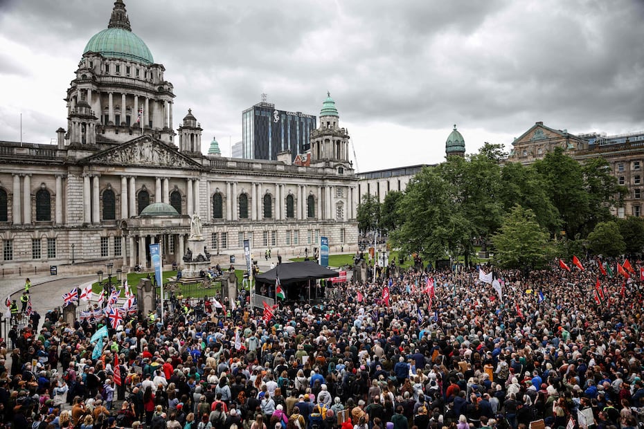 Manifestantes se congregan en el centro de Belfast para rechazar el racismo y la violencia, en respuesta a los disturbios que sacudieron la ciudad durante la semana (13/06/2026). Foto: AFP