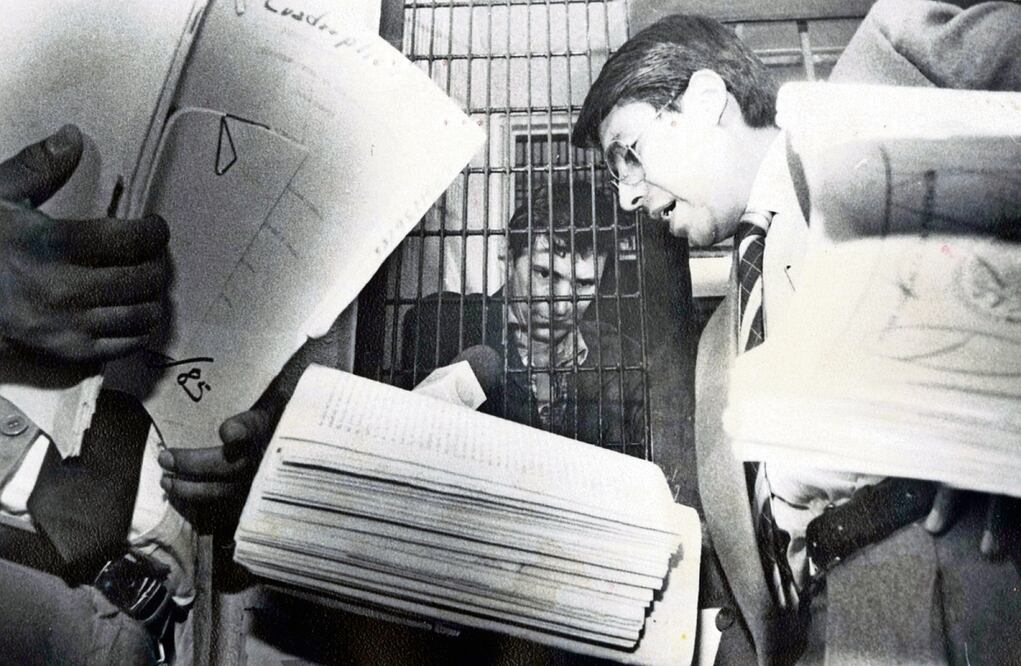 Siempre en la misma posición e inmutable, Miguel Ángel Félix Gallardo escucha los autos acusatorios que le fueron leídos durante su declaración preparatoria por los delitos contra la salud, acopio de armas y cohecho. Foto: Alfonso Murillo/ Archivo El Universal