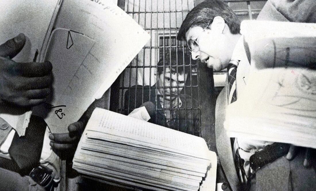 Siempre en la misma posición e inmutable, Miguel Ángel Félix Gallardo escucha los autos acusatorios que le fueron leídos durante su declaración preparatoria por los delitos contra la salud, acopio de armas y cohecho. Foto: Alfonso Murillo/ Archivo El Universal