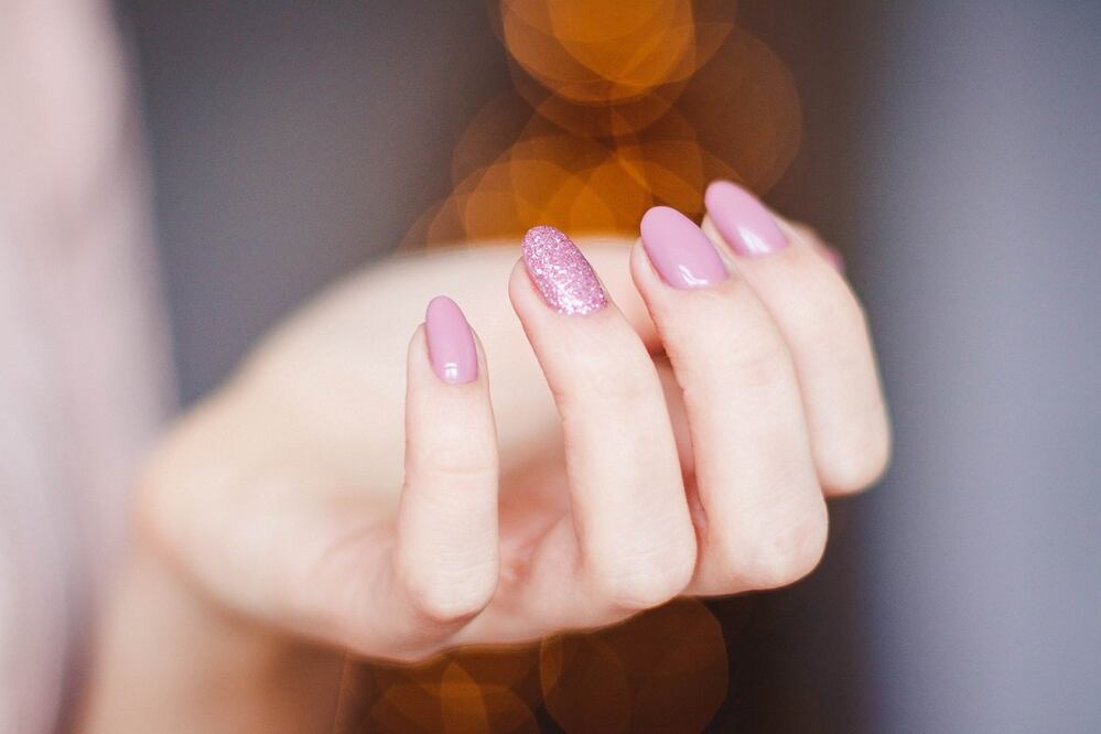 Algunos colores de uñas pueden hacernos lucir manos rejuvenecidas. Foto: Pexels