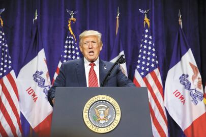 Trump intercambia ataques con Biden en Iowa