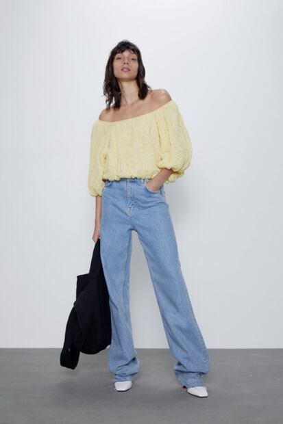 Las blusas perfectas para acompañar tu cabellera midi