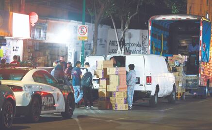 En Plaza Izazaga, productos chinos son descargados en la noche, con patrulla a la vista