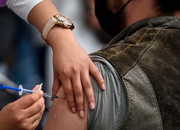 Vacuna AstraZeneca: riesgo de trombosis aumenta con su aplicación, pero muy ligeramente