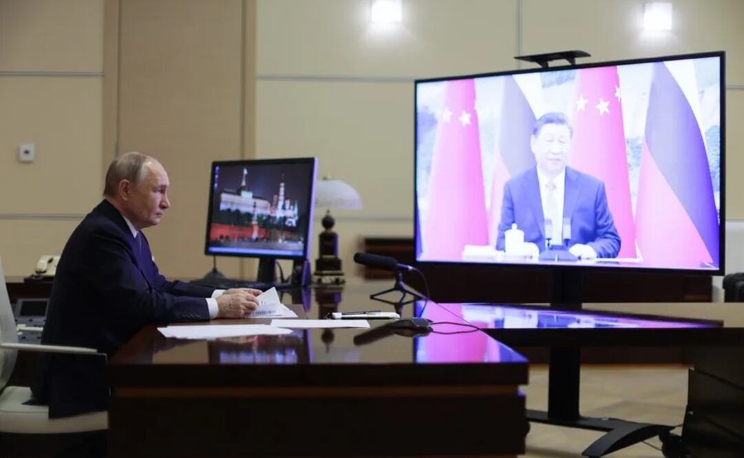 Imagen de archivo de una conversación por videoconferencia entre el presidente ruso, Vladimir Putin, (I y el líder chino Xi Jinping (en la pantalla). Foto: EFE