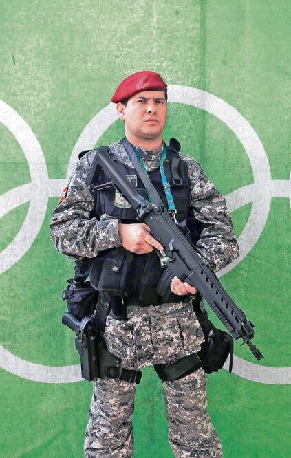 Efectivos tipo comando están en alerta máxima (STEFAN WERMUTH. REUTERS)