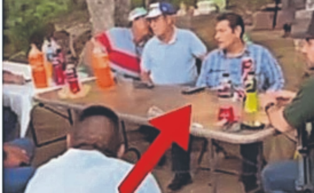 Jesús Corona (señalado con la flecha) participó en la reunión con el jefe del Cártel del Pacífico en Morelos, Júpiter Araujo Bernard, El Barbas. Foto: Tomada de video
