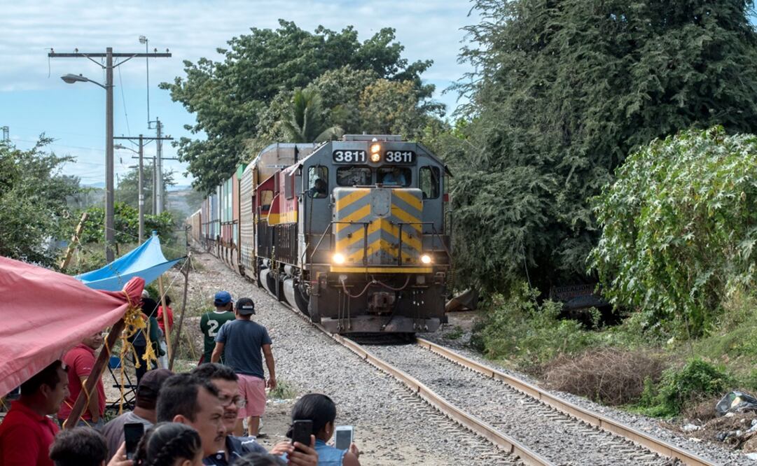 Retoma CNTE bloqueo en vías del tren en Pátzcuaro. Foto: Archivo EL UNIVERSAL