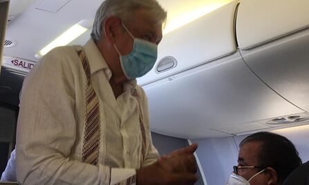 Con cubrebocas, AMLO y Gutiérrez Müller abordan vuelo rumbo a CDMX 