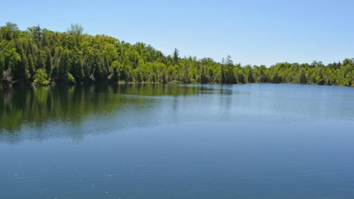 Durante siglos, el lago Crawford, en Canadá, absorbió silenciosamente los signos de cambio del mundo exterior. FOTO: ESPECIAL