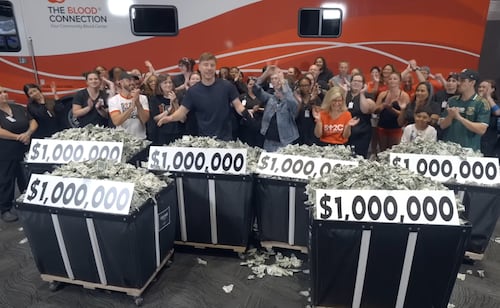 MrBeast dona 6.5 millones para cáncer pediátrico; cumple el deseo de niños junto LeBron James y The Rock