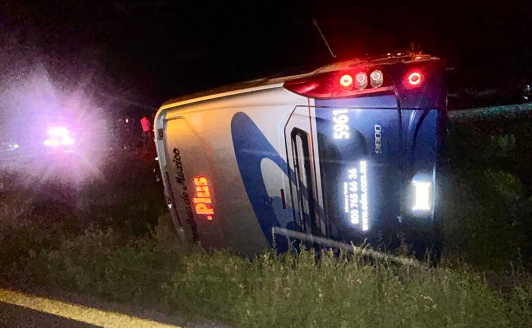 Accidente de autobús deja 2 muertos y 20 lesionados en Zacatecas. Foto: Especial