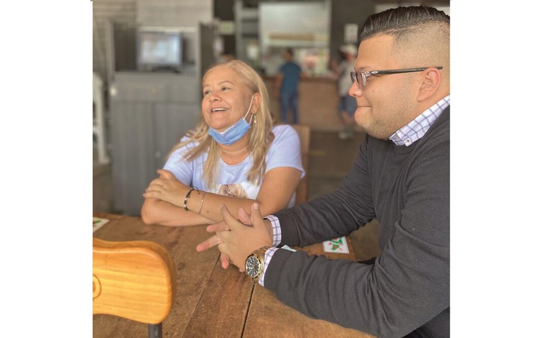 Martha Lidia Sepúlveda, víctima de Esclerosis Lateral Amiotrófica, con su hijo, Federico Redondo Sepúlveda. Foto: CORTESÍA