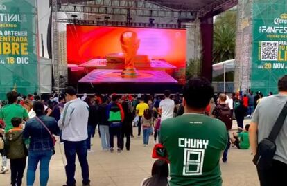 Qatar 2022: Aficionados llegan al Monumento a la Revolución para ver el primer partido del mundial 
